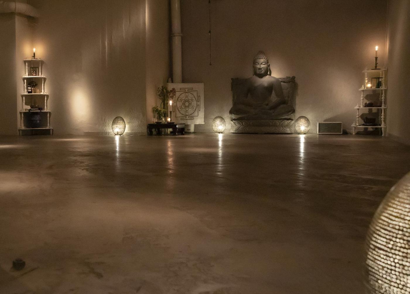 The studio at Ester Adèle, lit by candles before a morning class