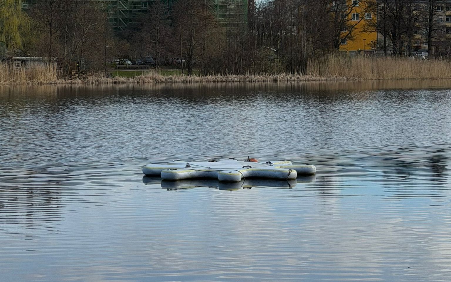 The floating dock on Sickla lake where the classes are held