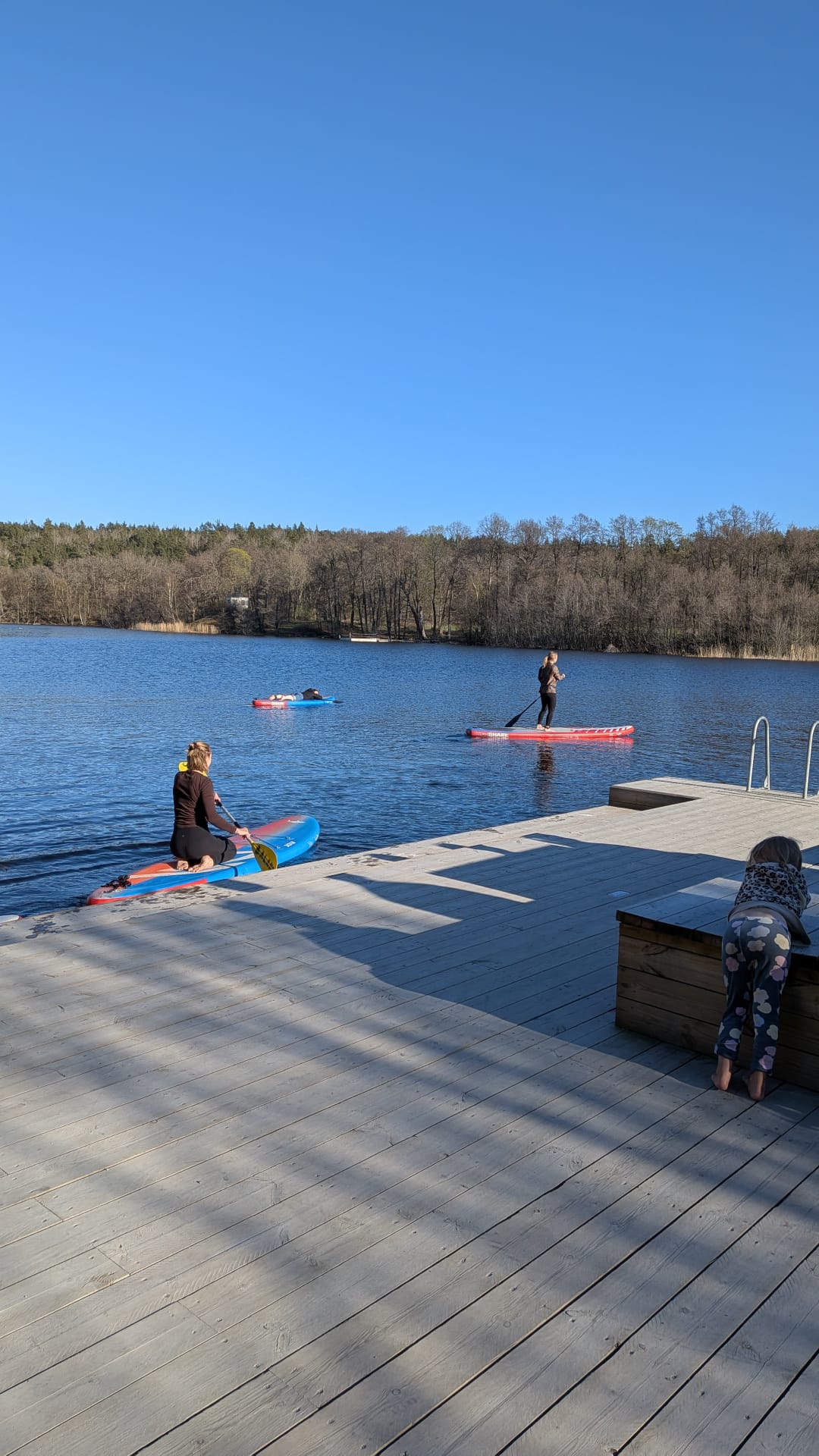 Paddla ut till flytbryggan vid Sickla Strand